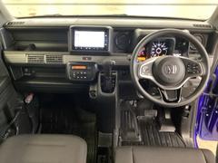 車内は光触媒抗菌消臭施工済です。インパネ周りはスタイリッシュなデザインです。グローブボックスやカップホルダーのほかにトレーなどたくさんの収納スペースが付いています。 4