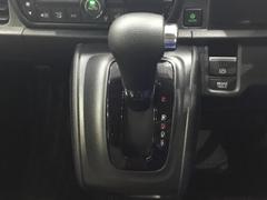 ＣＶＴ車のセレクトレバーです。低速から高速まで、変速ショックのないスムーズな走りと、エンジン効率のよい領域を維持して燃費にも貢献します。サイドブレーキはスイッチ操作の電子制御パーキングブレーキです。 7