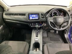 車内は光触媒抗菌消臭施工済です。スタイリッシュなデザインでスポーティなインパネ周りを演出します。グローブボックスやカップホルダーのほかにトレーなどたくさんの収納スペースが付いています。 4