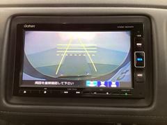 バックでの車庫入れも安心です！　リアカメラが付いているバックモニター付のナビを装備しております。操作線もついており距離感も画面から確認できます。 6