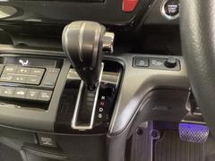 ＣＶＴ車のセレクトレバーです。低速から高速まで、変速ショックのないスムーズな走りを実現するとともに、エンジン効率のよい領域を維持することで燃費にも貢献します。 7
