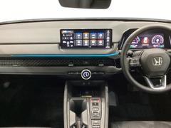 車内は光触媒抗菌消臭施工済です。スタイリッシュなデザインでスポーティなインパネ周りを演出します。グローブボックスやカップホルダーのほかにトレーなどたくさんの収納スペースが付いています。 4