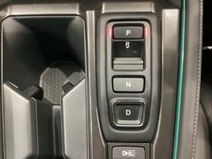 シフトはセレクトレバーのなくなったエレクトリックギアセレクターになっています。 7