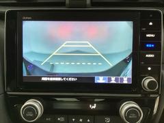 バックでの車庫入れも安心です！　リアカメラが付いているバックモニター付のナビを装備しております。操作線もついており距離感も画面から確認できます。 6
