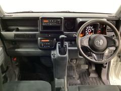 車内は光触媒抗菌消臭施工済です。インパネ周りはスタイリッシュなデザインです。グローブボックスやカップホルダーのほかにトレーなどたくさんの収納スペースが付いています。 4