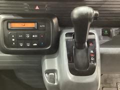 ＣＶＴ車のセレクトレバーです。低速から高速まで、変速ショックのないスムーズな走りを実現するとともに、エンジン効率のよい領域を維持することで燃費にも貢献します。 6