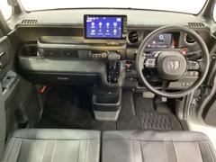 車内は光触媒抗菌消臭施工済です。インパネ周りはスタイリッシュなデザインで機能や装備も充実しています。グローブボックスやカップホルダーのほかにトレーなどたくさんの収納スペースが付いています。 5