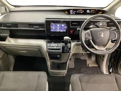 車内は光触媒抗菌消臭施工済です。インパネ周りはスタイリッシュなデザインです。グローブボックスやカップホルダーのほかにトレーなどたくさんの収納スペースが付いています。 5
