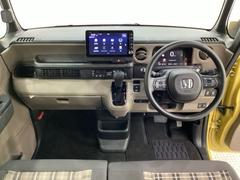 車内は光触媒抗菌消臭施工済です。インパネ周りはスタイリッシュなデザインで機能や装備も充実しています。グローブボックスやカップホルダーのほかにトレーなどたくさんの収納スペースが付いています。 5