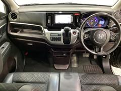 車内は光触媒抗菌消臭施工済です。インパネ周りはスタイリッシュなデザインで機能や装備も充実しています。グローブボックスやカップホルダーのほかにトレーなどたくさんの収納スペースが付いています。 5