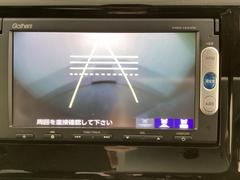 バックでの車庫入れも安心です！　リアカメラが付いているバックモニター付のナビを装備しております。操作線もついており距離感も画面から確認できます。 7