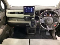 車内は光触媒抗菌消臭施工済です。スタイリッシュなデザインで暖かみのあるインパネ周りを演出します。グローブボックスやカップホルダーのほかにトレーなどたくさんの収納スペースが装備されています。 4