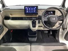 車内は光触媒抗菌消臭施工済です。スタイリッシュなデザインで暖かみのあるインパネ周りを演出します。グローブボックスやカップホルダーのほかにトレーなどたくさんの収納スペースが装備されています。 5