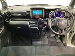 車内は光触媒抗菌消臭施工済です。インパネ周りはスタイリッシュなデザインです。グローブボックスやカップホルダーのほかにトレーなどたくさんの収納スペースが付いています。 4