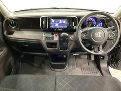 車内は光触媒抗菌消臭施工済です。インパネ周りはスタイリッシュなデザインで機能や装備も充実しています。グローブボックスやカップホルダーのほかにトレーなどたくさんの収納スペースが付いています。 5