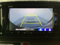 バックでの車庫入れも安心です！　リアカメラが付いているバックモニター付のナビを装備しております。操作線もついており距離感も画面から確認できます。 7