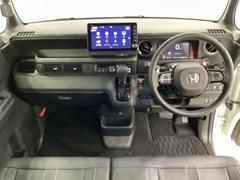 車内は光触媒抗菌消臭施工済です。スタイリッシュなデザインでスポーティなインパネ周りを演出します。グローブボックスやカップホルダーのほかにトレーなどたくさんの収納スペースが付いています。 5