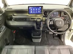 車内は光触媒抗菌消臭施工済です。スタイリッシュなデザインでスポーティなインパネ周りを演出します。グローブボックスやカップホルダーのほかにトレーなどたくさんの収納スペースが付いています。 5