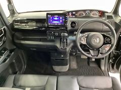 車内は光触媒抗菌消臭施工済です。スタイリッシュなデザインでスポーティなインパネ周りを演出します。グローブボックスやカップホルダーのほかにトレーなどたくさんの収納スペースが付いています。 5