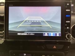 バックでの車庫入れも安心です！　リアカメラが付いているバックモニター付のナビを装備しております。操作線もついており距離感も画面から確認できます。 7