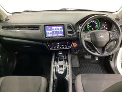 車内は光触媒抗菌消臭施工済です。インパネ周りはスタイリッシュなデザインで機能や装備も充実しています。グローブボックスやカップホルダーのほかにトレーなどたくさんの収納スペースが付いています。 4