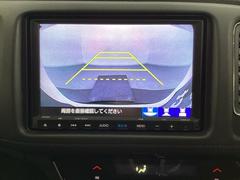 バックでの車庫入れも安心です！　リアカメラが付いているバックモニター付のナビを装備しております。操作線もついており距離感も画面から確認できます。 6