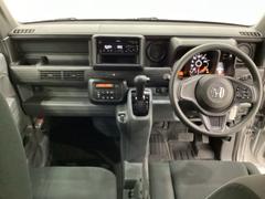 車内は光触媒抗菌消臭施工済です。インパネ周りはスタイリッシュなデザインで機能や装備も充実しています。グローブボックスやカップホルダーのほかにトレーなどたくさんの収納スペースが付いています。 5