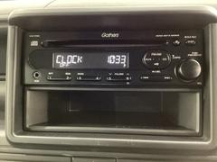 純正ＣＤチューナーにはＡＵＸ入力端子がついてますので外部入力から音楽などを楽しめます。その下には１ＤＩＮ分の小物入れがついています。ＣＤケースなどを入れるのに便利です。 6