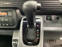 ＣＶＴ車のセレクトレバーです。低速から高速まで、変速ショックのないスムーズな走りを実現するとともに、エンジン効率のよい領域を維持することで燃費にも貢献します。 7