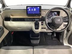 車内は光触媒抗菌消臭施工済です。スタイリッシュなデザインで暖かみのあるインパネ周りを演出します。グローブボックスやカップホルダーのほかにトレーなどたくさんの収納スペースが装備されています。 5