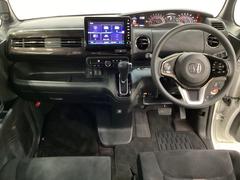 車内は光触媒抗菌消臭施工済です。スタイリッシュなデザインでスポーティなインパネ周りを演出します。グローブボックスやカップホルダーのほかにトレーなどたくさんの収納スペースが付いています。 5