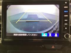 バックでの車庫入れも安心です！　リアカメラが付いているバックモニター付のナビを装備しております。操作線もついており距離感も画面から確認できます。 7