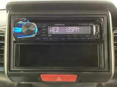 ＣＤチューナー（Aftermarket品）にはＡＵＸ入力端子がついてますので外部入力から音楽などを楽しめます。その下には１ＤＩＮ分の小物入れがついています。ＣＤケースなどを入れるのに便利です。 6