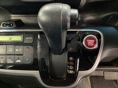 ＣＶＴ車のセレクトレバーです。低速から高速まで、変速ショックのないスムーズな走りを実現するとともに、エンジン効率のよい領域を維持することで燃費にも貢献します。 7