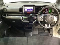 車内は光触媒抗菌消臭施工済です。スタイリッシュなデザインでスポーティなインパネ周りを演出します。グローブボックスやカップホルダーのほかにトレーなどたくさんの収納スペースが付いています。 7