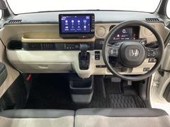 車内は光触媒抗菌消臭施工済です。インパネ周りはスタイリッシュなデザインで機能や装備も充実しています。グローブボックスやカップホルダーのほかにトレーなどたくさんの収納スペースが付いています。 7