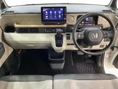 車内は光触媒抗菌消臭施工済です。インパネ周りはスタイリッシュなデザインで機能や装備も充実しています。グローブボックスやカップホルダーのほかにトレーなどたくさんの収納スペースが付いています。 7