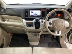 車内は光触媒抗菌消臭施工済です。インパネ周りはスタイリッシュなデザインで機能や装備も充実しています。グローブボックスやカップホルダーのほかにトレーなどたくさんの収納スペースが付いています。 5