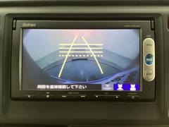 バックでの車庫入れも安心です！　リアカメラが付いているバックモニター付のナビを装備しております。操作線もついており距離感も画面から確認できます。 7