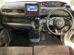 車内は光触媒抗菌消臭施工済です。インパネ周りはスタイリッシュなデザインで機能や装備も充実しています。グローブボックスやカップホルダーのほかにトレーなどたくさんの収納スペースが付いています。 7