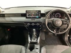 車内は光触媒抗菌消臭施工済です。スタイリッシュなデザインでスポーティなインパネ周りを演出します。グローブボックスやカップホルダーのほかにトレーなどたくさんの収納スペースが付いています。 7