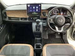 車内は光触媒抗菌消臭施工済です。スタイリッシュなデザインで暖かみのあるインパネ周りを演出します。グローブボックスやカップホルダーのほかにトレーなどたくさんの収納スペースが装備されています。 7