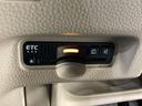 ハンドルの左下にＥＴＣがついています。高速道路の料金所の通過も楽々です。　カードの取り出しもしやすい場所についています。