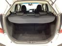 ラゲッジも広く使いやすいトランクは、開口部も広く荷物の積み下ろしもしやすいお車となっております。リアシートの背もたれは６：４の割合で分割して可倒できるので、長いお荷物などを載せることもできます。