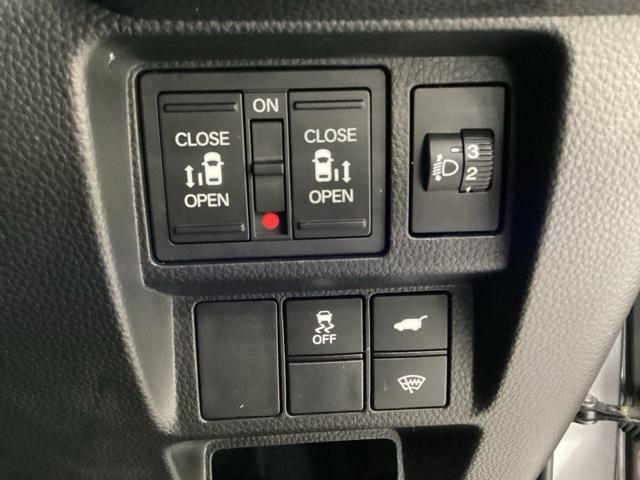 ステップワゴン スパーダ　４ＷＤ　光触媒抗菌消臭施工済　両側電動スライドドア　クリアランスソナー　衝突被害軽減システム　メモリーナビ　フルセグＴＶ」バックカメラ　スマートキー　ＣＤ　ＡＢＳ　運転席エアバッグ　助手席エアバッグ（15枚目）