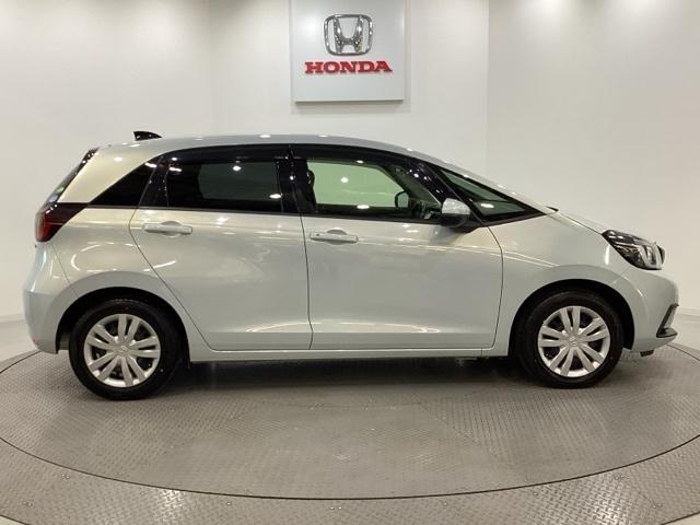 フィット ｅ：ＨＥＶホーム　光触媒抗菌消臭施工済　ホンダセンシング　衝突被害軽減システム　メモリーナビ　フルセグＴＶ　バックカメラ　スマートキー　クリアランスソナー　ＬＥＤヘッドライト　ＡＢＳ　運転席エアバッグ（4枚目）