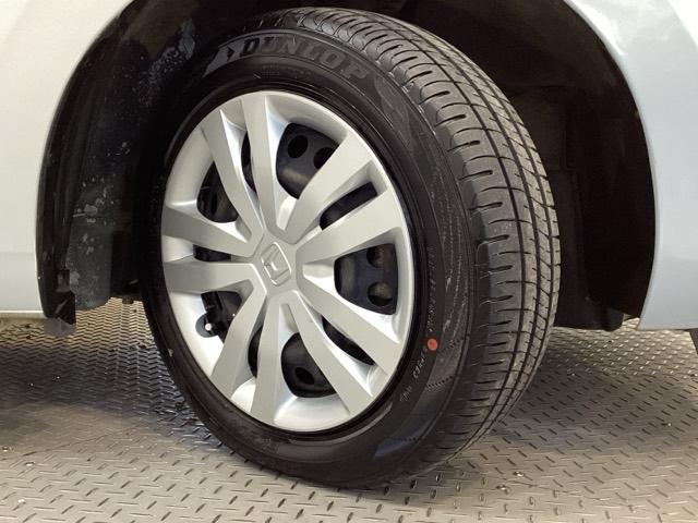 フィット ｅ：ＨＥＶホーム　光触媒抗菌消臭施工済　ホンダセンシング　衝突被害軽減システム　メモリーナビ　フルセグＴＶ　バックカメラ　スマートキー　クリアランスソナー　ＬＥＤヘッドライト　ＡＢＳ　運転席エアバッグ（24枚目）