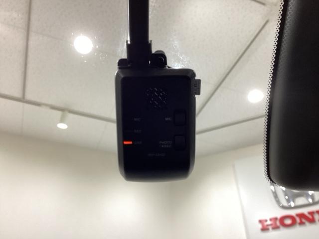 フィット ｅ：ＨＥＶホーム　純正メモリーナビ、中古スタッドレスタイヤ、ドライブレコーダー前後装着＋ＥＴＣ付　当社デモカー（16枚目）