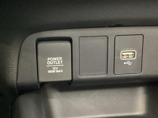 フィット ｅ：ＨＥＶホーム　純正メモリーナビ、中古スタッドレスタイヤ、ドライブレコーダー前後装着＋ＥＴＣ付　当社デモカー（17枚目）