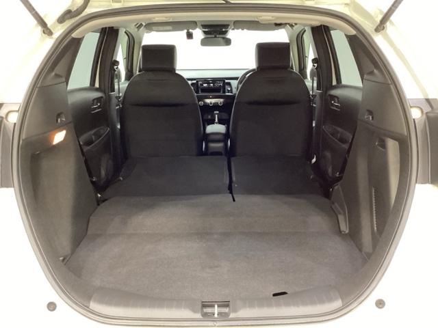 フィット ｅ：ＨＥＶホーム　純正メモリーナビ、中古スタッドレスタイヤ、ドライブレコーダー前後装着＋ＥＴＣ付　当社デモカー（23枚目）